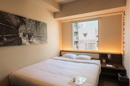 Habitación Estándar con cama grande y vistas a la ciudad del hotel Travelodge Kyoto Shijo Kawaramachi. Foto 4