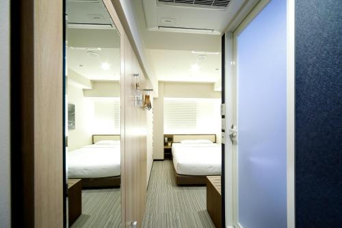 Habitación Estándar con cama grande y vistas a la ciudad del hotel Travelodge Kyoto Shijo Kawaramachi. Foto 6