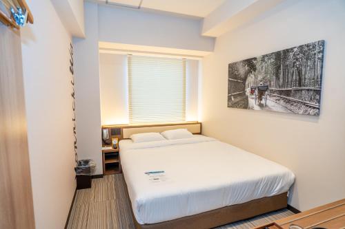 Habitación Estándar con cama grande y vistas a la ciudad del hotel Travelodge Kyoto Shijo Kawaramachi. Foto 7