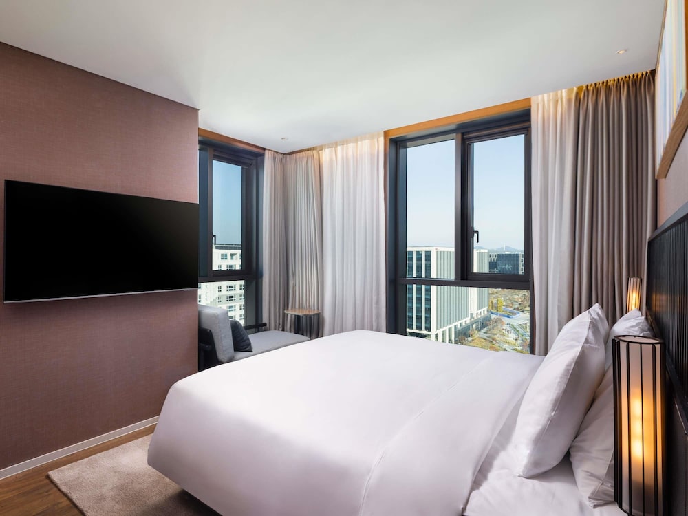 SUITE JUNIOR con 1 cama king size del hotel Mercure Ambassador Seoul Magok. Foto 2