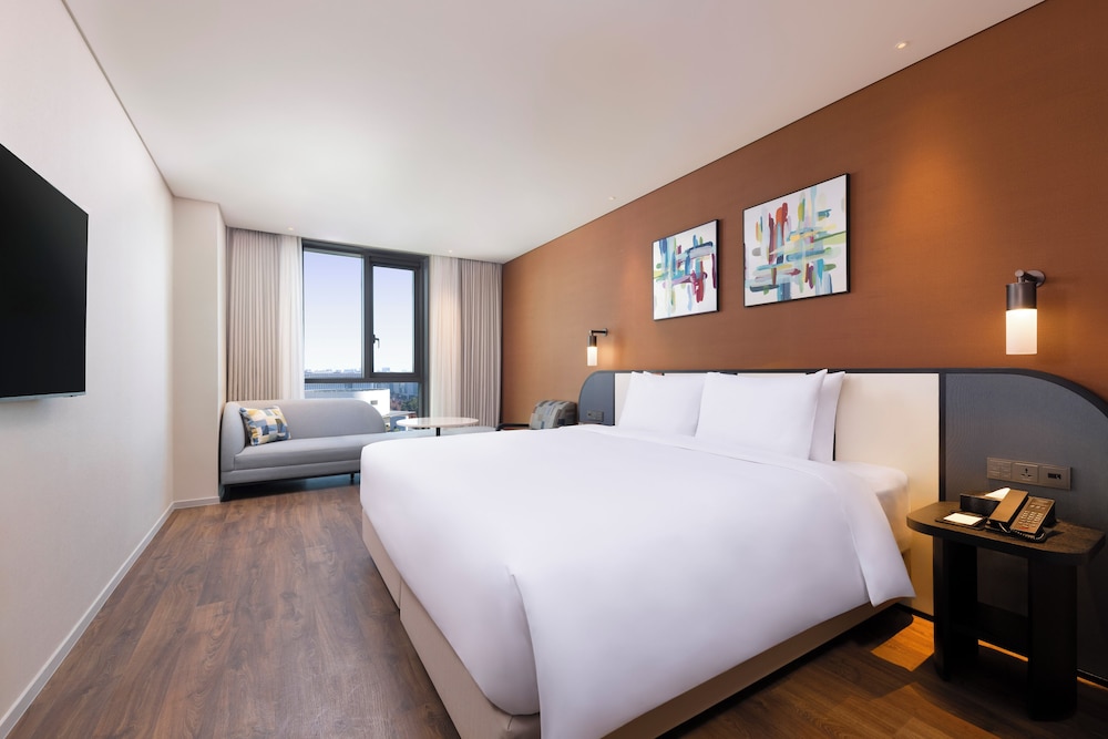 Habitación Deluxe con 1 cama king size del hotel Mercure Ambassador Seoul Magok. Foto 1