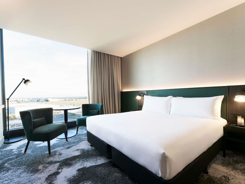 Habitación Deluxe con vistas al aeropuerto y 1 cama King del hotel Novotel Melbourne Airport. Foto 3