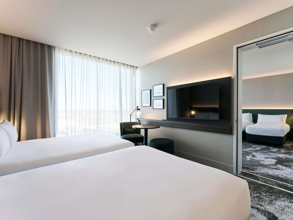 Habitación Deluxe con 2 camas dobles del hotel Novotel Melbourne Airport. Foto 4