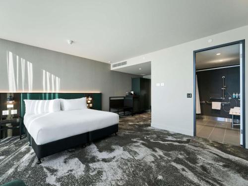 Habitación Superior accesible con 1 cama king size del hotel Novotel Melbourne Airport. Foto 3