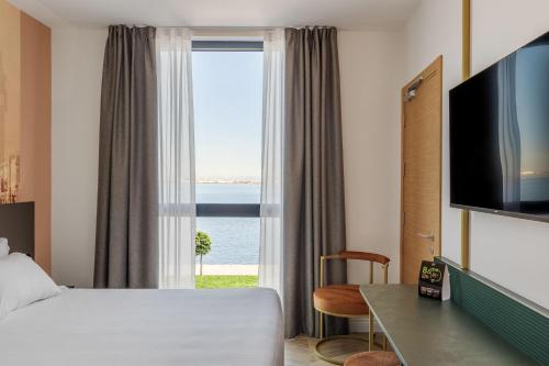 Habitación con cama extragrande y vistas al mar del hotel BandB Venezia Laguna