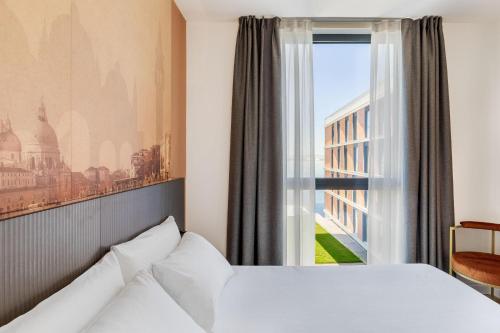 Habitación con cama extragrande y vistas al mar del hotel BandB Venezia Laguna. Foto 1