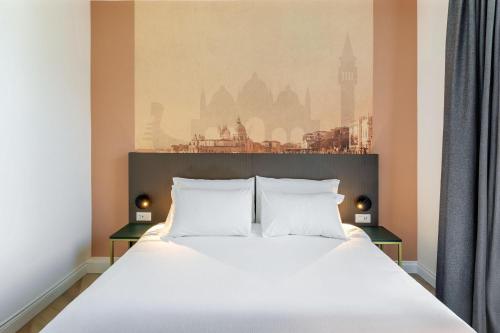 Habitación con cama extragrande y vistas al mar del hotel BandB Venezia Laguna. Foto 6