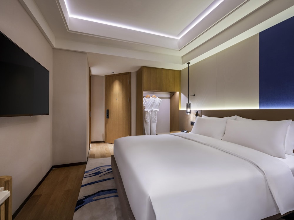 Habitación Estándar con una Cama King Size del hotel Novotel Shanghai Jingan. Foto 2