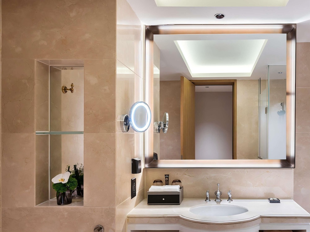 Habitación Estándar con una Cama King Size del hotel Novotel Shanghai Jingan. Foto 3