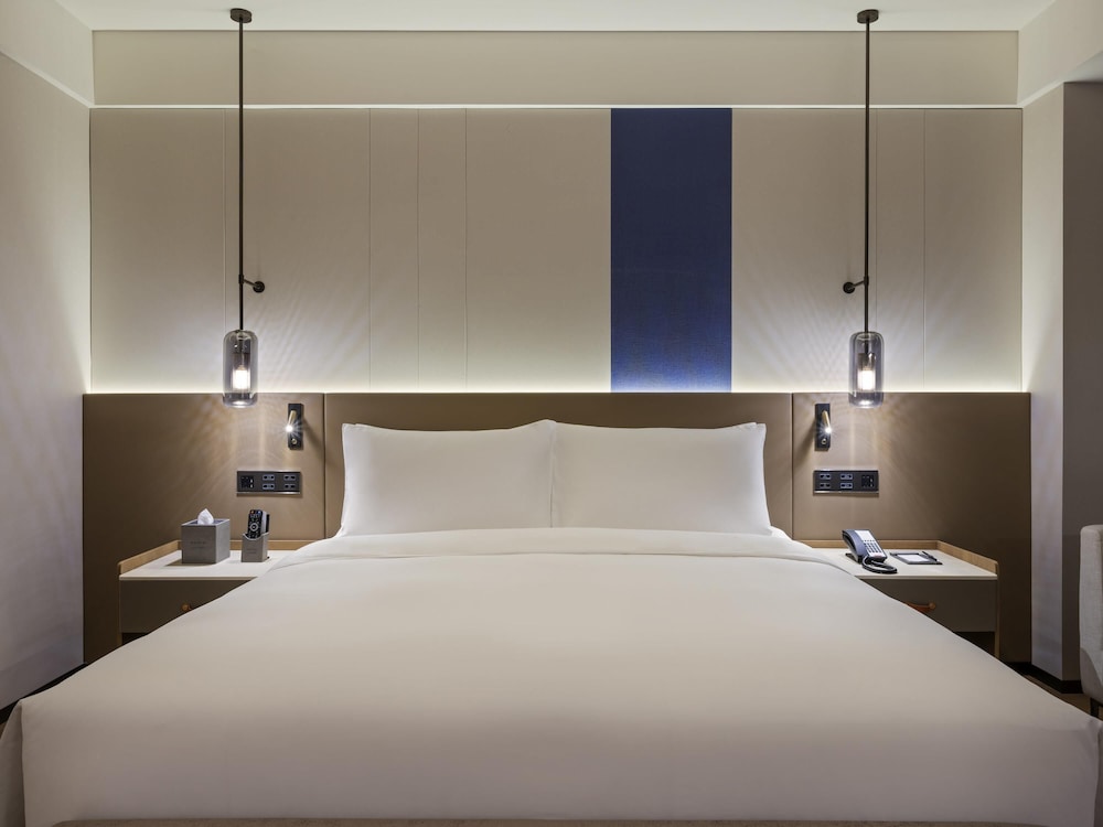Habitación Superior con una cama king size del hotel Novotel Shanghai Jingan. Foto 1