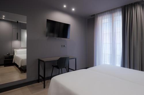 Habitación Doble con balcón francés - 1 cama doble del hotel LIVVO La Escarlata. Foto 1