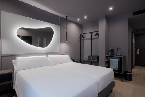 Habitación Doble con balcón francés - 1 cama doble del hotel LIVVO La Escarlata. Foto 3