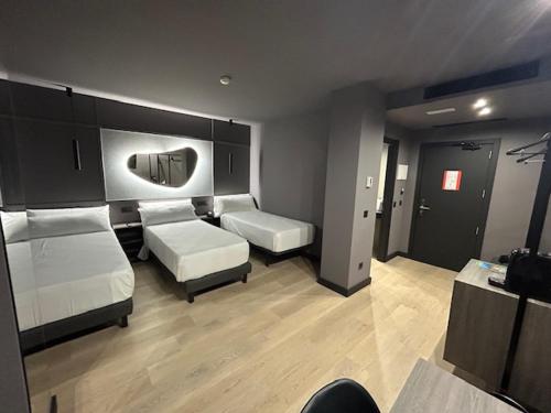 Habitación Triple Estándar del hotel LIVVO La Escarlata. Foto 2