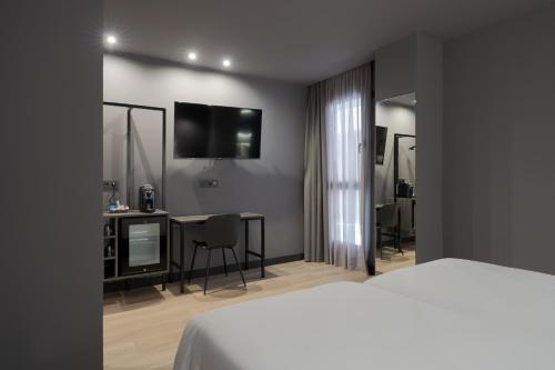 Habitación Triple Estándar del hotel LIVVO La Escarlata. Foto 4