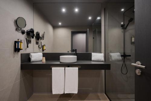 Habitación familiar con balcón francés del hotel LIVVO La Escarlata