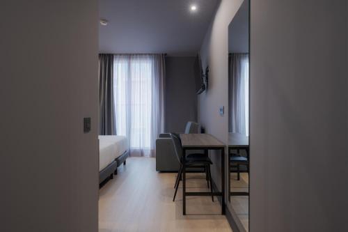 Habitación familiar con balcón francés del hotel LIVVO La Escarlata. Foto 1