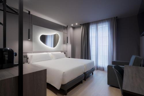 Habitación familiar con balcón francés del hotel LIVVO La Escarlata. Foto 2