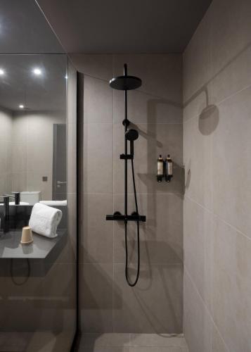 Habitación familiar con balcón francés del hotel LIVVO La Escarlata. Foto 4