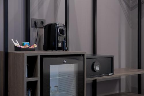 Habitación familiar con balcón francés del hotel LIVVO La Escarlata. Foto 5