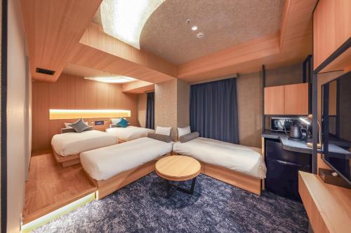 Habitación Doble Deluxe con 2 sofás cama - 2 camas del hotel Keihan Tenmabashi Ekimae. Foto 3