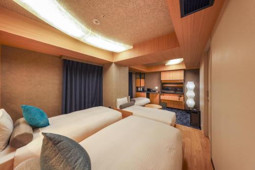 Habitación Doble Deluxe con 2 sofás cama - 2 camas del hotel Keihan Tenmabashi Ekimae. Foto 4