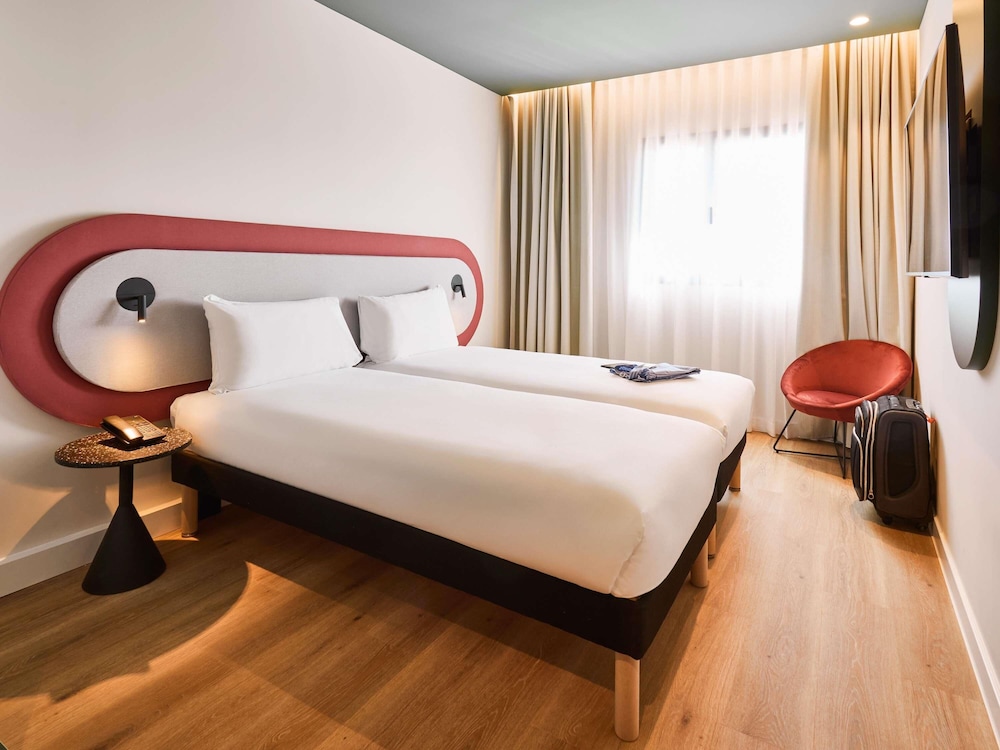 Habitación Business, 1 cama doble del hotel Ibis Styles Madrid Airport Valdebebas. Foto 1