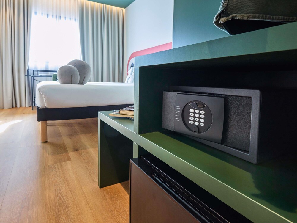 Habitación Business, 1 cama doble del hotel Ibis Styles Madrid Airport Valdebebas. Foto 7