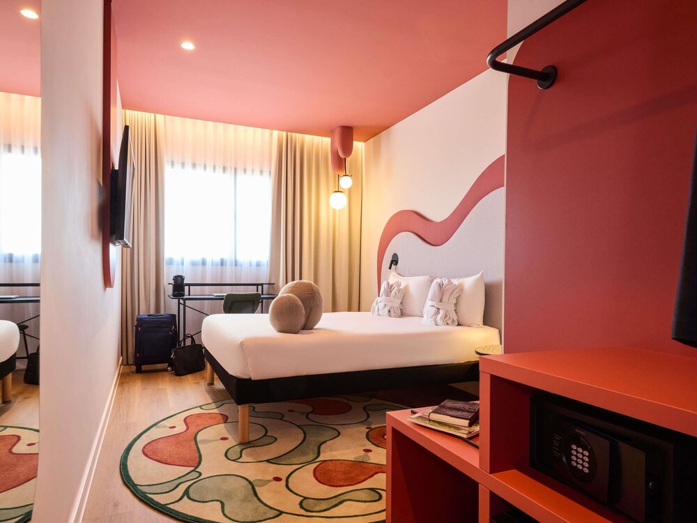 Habitación superior, 1 cama doble con sofá cama del hotel Ibis Styles Madrid Airport Valdebebas. Foto 1