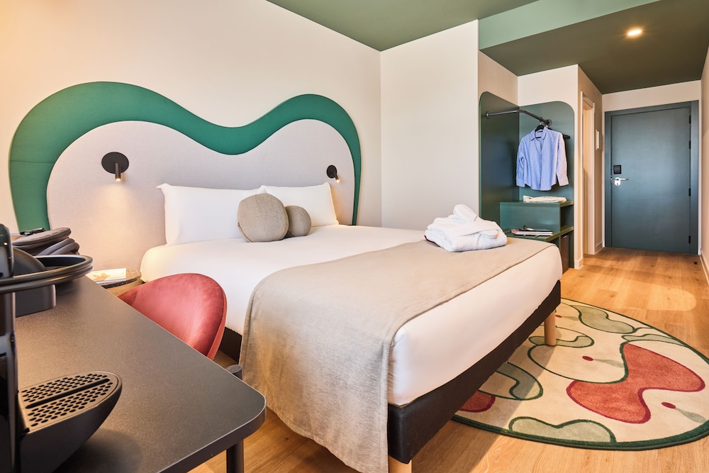 Habitación Business, 1 cama doble del hotel Ibis Styles Madrid Airport Valdebebas. Foto 2