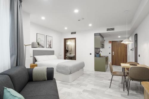Estudio accesible en silla de ruedas con sofá cama del hotel limehome Jerez de la Frontera Marqués de Casa-Domecq. Foto 1