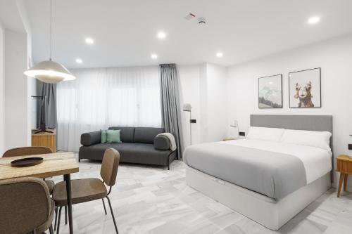 Estudio accesible en silla de ruedas con sofá cama del hotel limehome Jerez de la Frontera Marqués de Casa-Domecq. Foto 6