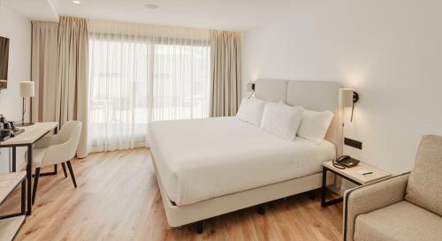 Habitación Superior Premium con vistas laterales al mar del hotel Sercotel Cruz Del Mar. Foto 1