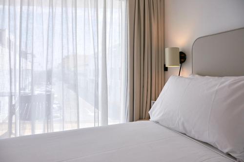 Habitación interior básica del hotel Sercotel Cruz Del Mar. Foto 2