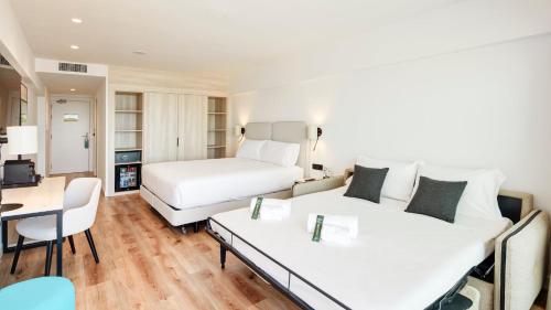 Habitación Familiar con terraza y vistas al mar del hotel Sercotel Cruz Del Mar
