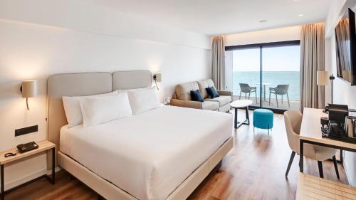 Habitación Familiar con terraza y vistas al mar del hotel Sercotel Cruz Del Mar. Foto 2