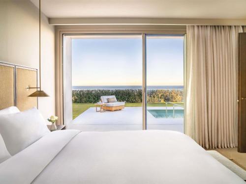SUITE (370 m²): 3 dormitorios, vistas directas al mar, 3 camas, piscina, cocina y salón del hotel Fairmont La Hacienda Costa Del Sol. Foto 1