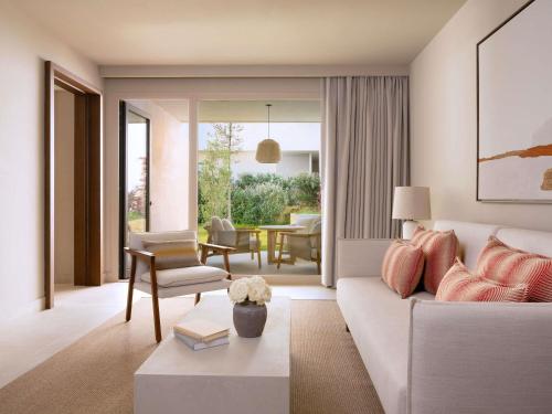 SUITE (370 m²): 3 dormitorios, vistas directas al mar, 3 camas, piscina, cocina y salón del hotel Fairmont La Hacienda Costa Del Sol. Foto 6