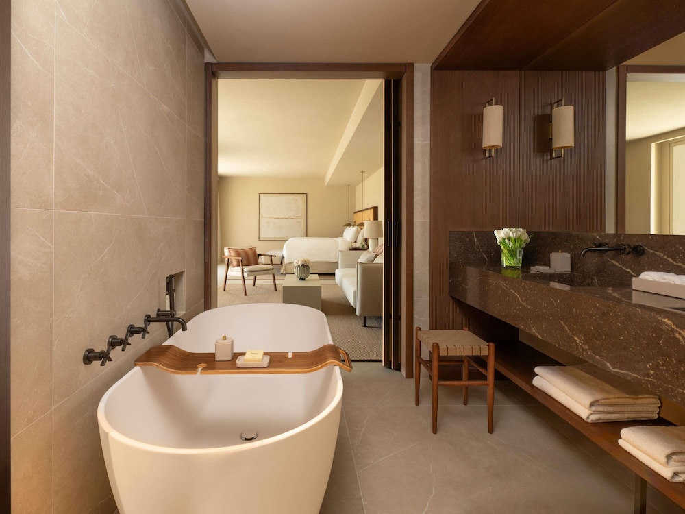 SUITE SIGNATURE (130 m²): vistas al mar, cama king size, piscina y amplia zona exterior del hotel Fairmont La Hacienda Costa Del Sol. Foto 3