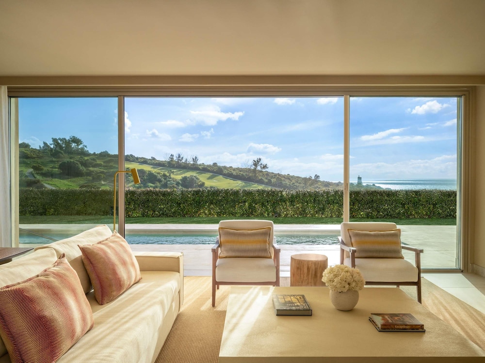 SUITE SIGNATURE (190 m²): 1 dormitorio, vistas al mar, cama king size, piscina y sala de estar del hotel Fairmont La Hacienda Costa Del Sol