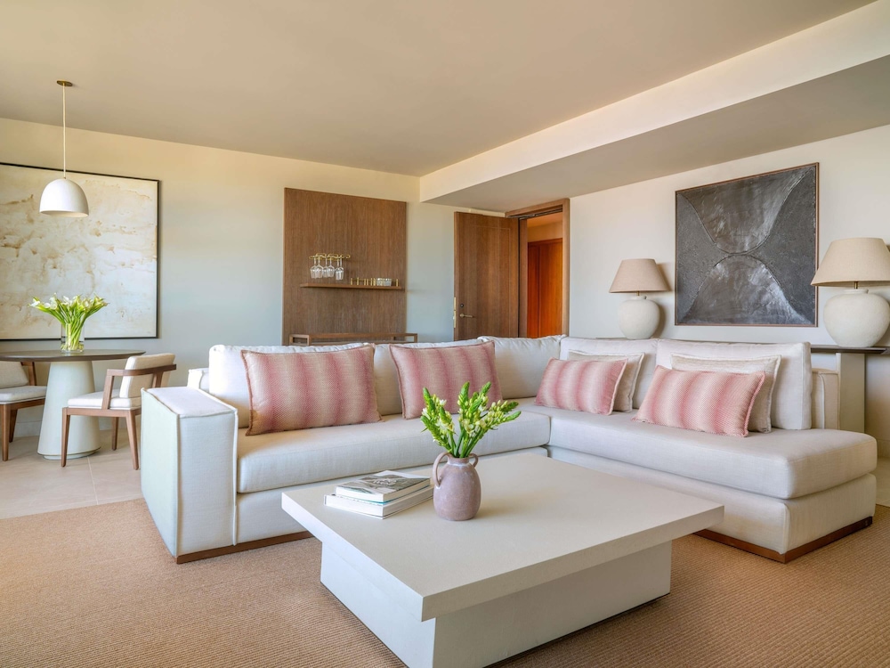 SUITE SIGNATURE (190 m²): 1 dormitorio, vistas al mar, cama king size, piscina y sala de estar del hotel Fairmont La Hacienda Costa Del Sol. Foto 3