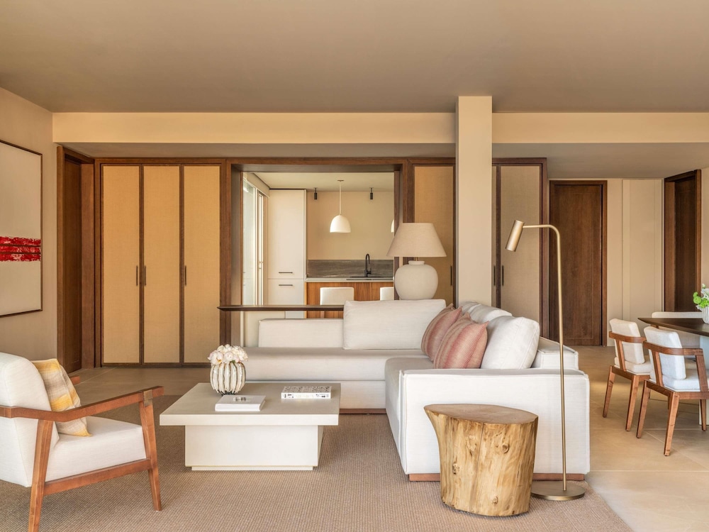 SUITE SIGNATURE (190 m²): 1 dormitorio, vistas al mar, cama king size, piscina y sala de estar del hotel Fairmont La Hacienda Costa Del Sol. Foto 9