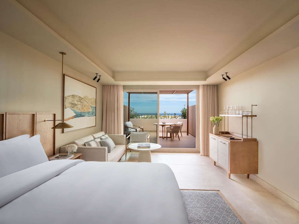 HABITACIÓN FAIRMONT (56 m²): vistas al campo de golf, cama king size, sofá y terraza amplia del hotel Fairmont La Hacienda Costa Del Sol