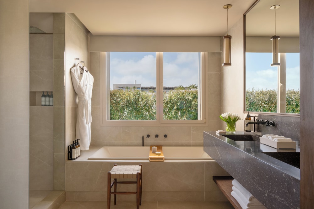 SUITE SIGNATURE (130 m²): vistas al mar, cama king size, piscina y amplia zona exterior del hotel Fairmont La Hacienda Costa Del Sol. Foto 7