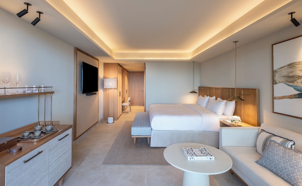 HABITACIÓN FAIRMONT (56 m²): cama king size, vistas a Gibraltar, cafetera, tetera y terraza del hotel Fairmont La Hacienda Costa Del Sol. Foto 5