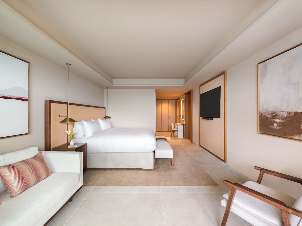 SUITE SIGNATURE (130 m²): vistas al mar, cama king size, piscina y amplia zona exterior del hotel Fairmont La Hacienda Costa Del Sol. Foto 8
