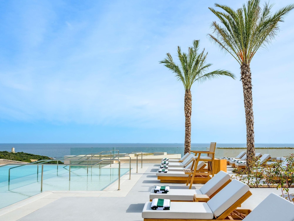 SUITE SIGNATURE (130 m²): vistas al mar, cama king size, piscina y amplia zona exterior del hotel Fairmont La Hacienda Costa Del Sol. Foto 12