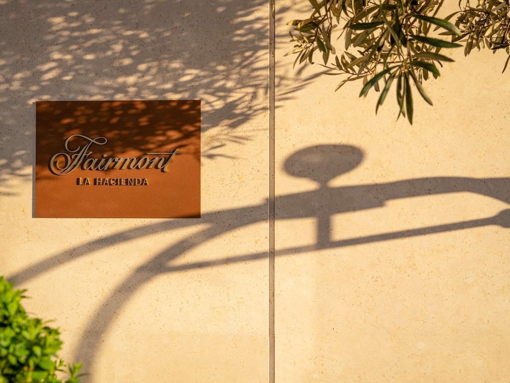 SUITE SIGNATURE (190 m²): 1 dormitorio, vistas al mar, cama king size, piscina y sala de estar del hotel Fairmont La Hacienda Costa Del Sol. Foto 15