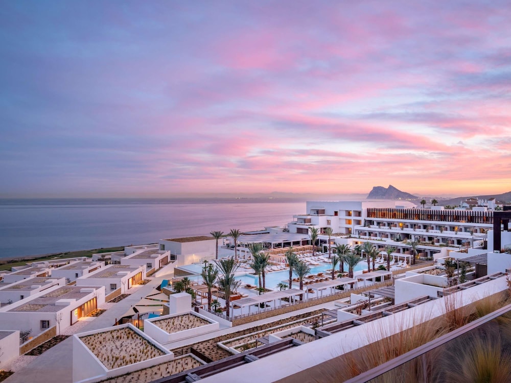 HABITACIÓN DELUXE (56 m²): vistas al mar, cama king size, sofá, terraza, cafetera y tetera del hotel Fairmont La Hacienda Costa Del Sol. Foto 7