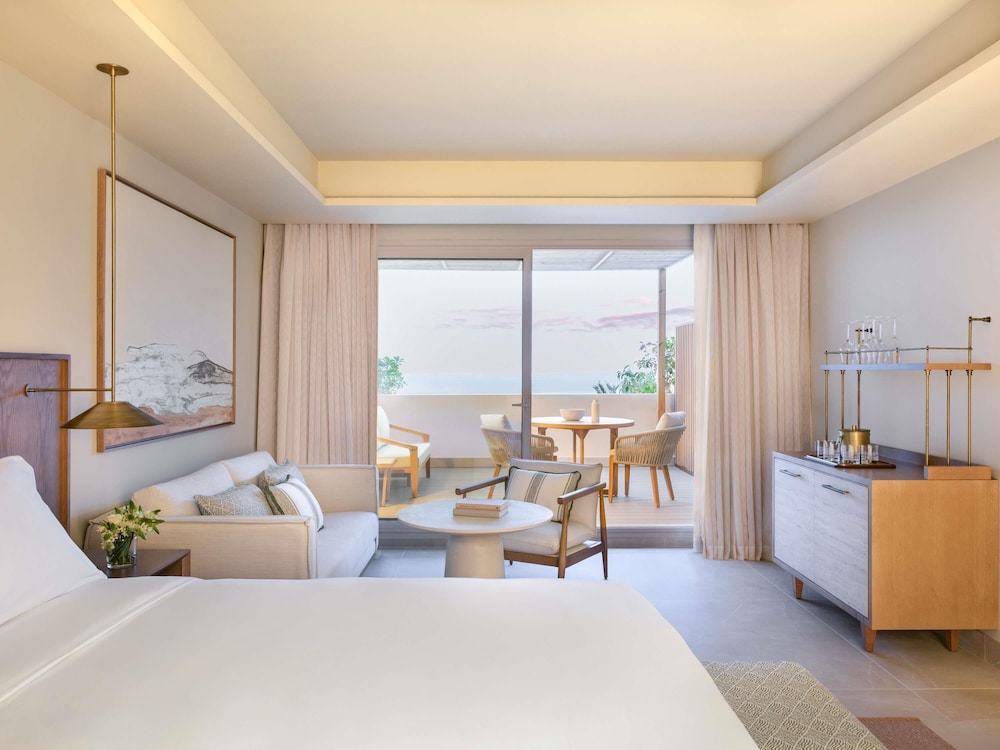 HABITACIÓN DELUXE (56 m²): vistas al mar, cama king size, sofá, terraza, cafetera y tetera del hotel Fairmont La Hacienda Costa Del Sol. Foto 8