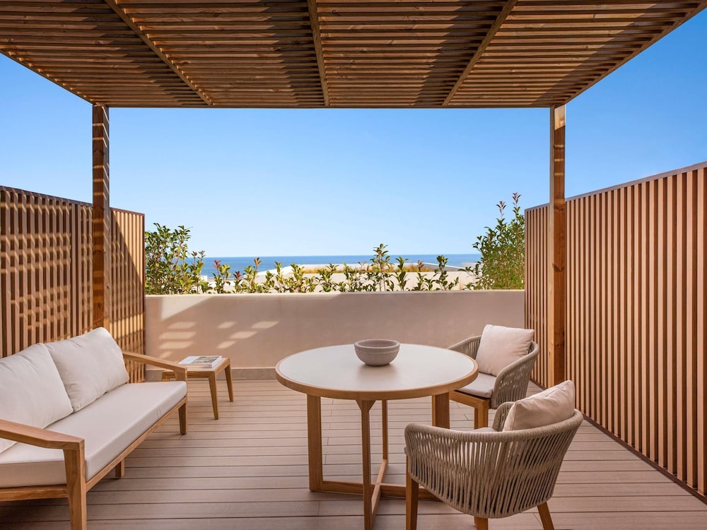 HABITACIÓN DELUXE (56 m²): vistas al mar, cama king size, sofá, terraza, cafetera y tetera del hotel Fairmont La Hacienda Costa Del Sol. Foto 12